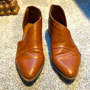Like new!! Camel leather pointed wrap flat loafer